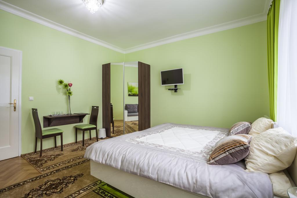 Luxury Air-Conditioned Rooms In Old Town Bratislava Exteriér fotografie